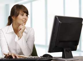 Femme prenant en main son ordinateur de bureau